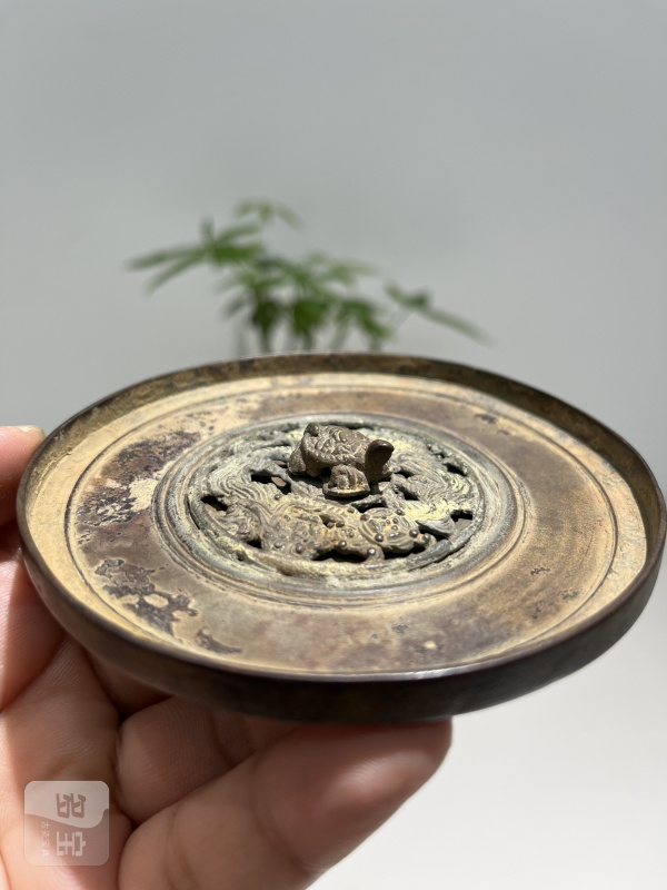 清 龟钮双狮戏球纹镂空复合镜 - 图5